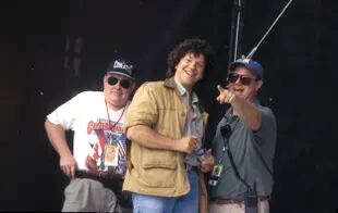 Michael Lang, en el centro de la imagen, en la edición de Woodstock de 1999, en Rome, Nueva York