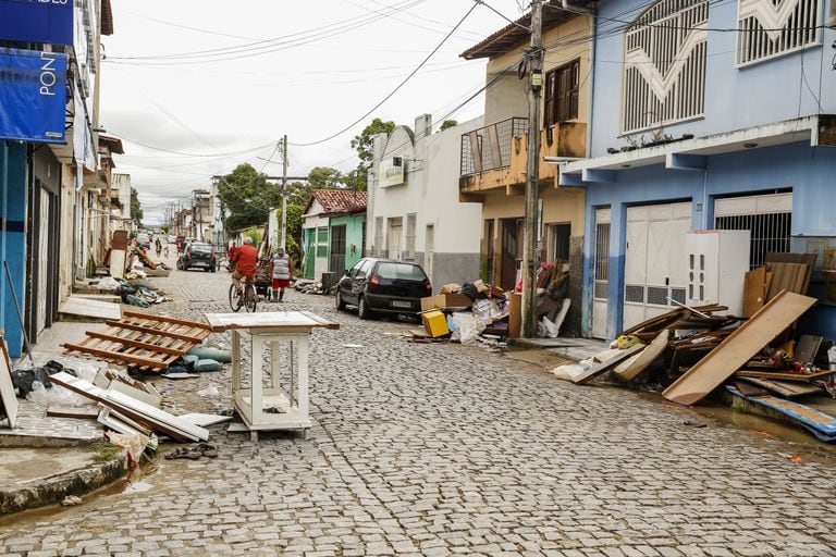 Hochwasserbeschädigte Möbel vor Häusern in Itapettinga, Brasilien, Bahia.
