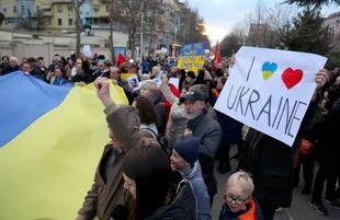 Protesta en favor de Ucrania frente a la embajada rusa en Tirana, Albania