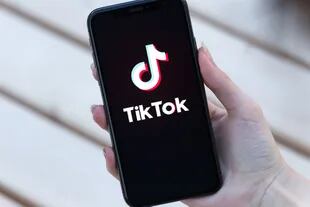 Hasta ahora, Tiktok, como Snapchat en sus inicios, ha sido terreno de adolescentes, pero son cada vez más los "grandes" que se suman a la plataforma