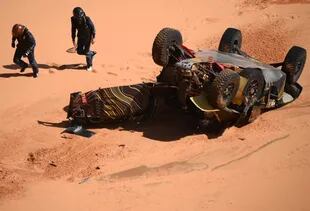 El piloto francés Guerlain Chicherit y el copiloto Alex Winocq reaccionan tras estrellarse su buggy durante la cuarta etapa del Dakar 2022 entre al-Qaysumah y Riyadh