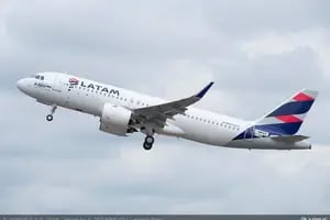 “Incidente técnico” en un vuelo de Latam que volaba de Sídney a Santiago de Chile dejó 50 heridos
