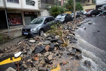 Autos destrozados en el barrio Jardim Botanico de Río de Janeiro