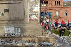 Atacaron el memorial del Covid: pisaron las piedras y arrancaron fotos de los fallecidos