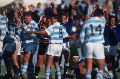 Los samoanos festejan tras vencer a los Pumas por 32 a 26 en el Mundial de 1995