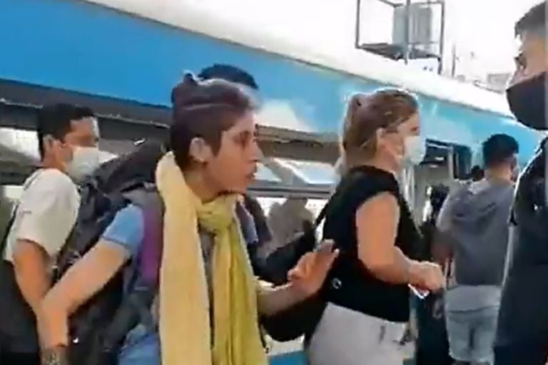 La mujer increpó al policía luego de que le exigiera que se colocara el barbijo en el tren; las imágenes del episodio en el andén ya acumulan miles de reproducciones en Twitter