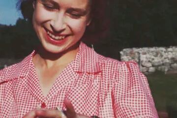 Una imagen tomada del video "Elizabeth: The Unseen Queen" de la entonces princesa Isabel mostrando su nuevo anillo de compromiso poco después de la propuesta de matrimonio del príncipe Felipe en Balmoral en 1946