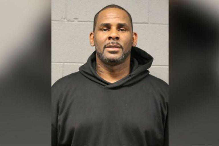 El cantante R. Kelly fue arrestado y enfrenta varios cargos por tráfico sexual
