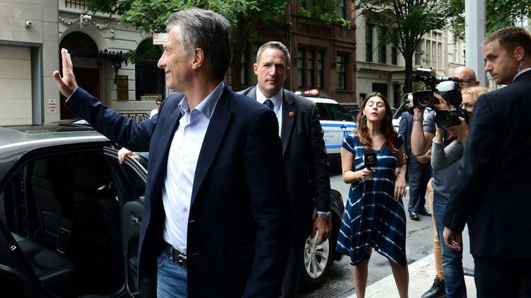 Macri saluda al llegar al hotel donde se hospeda en Nueva York