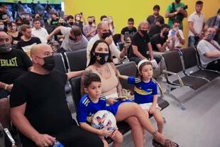 La familia de Pipa Benedetto acompañó en la presentación del jugador en Boca