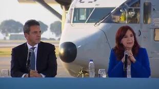 Massa, junto a Cristina Kirchner, ayer en la AeroestaciÃ³n Militar Aeroparque