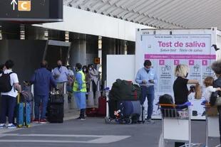 Nueva cepa: Aterrizó en Ezeiza el último avión proveniente de Londres con permiso