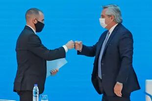 El ministro de Economía, Martín Guzmán, y el presidente Alberto Fernández; "los dólares no son para guardar sino para producir", dijo el primer mandatario
