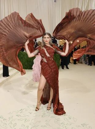 La modelo y actriz brasileña Valentina Sampaio en la white carpet de la Gala Met 2021