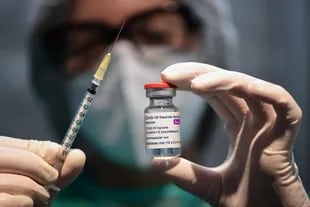 Un médico sostiene una dosis de la vacuna de Oxoford/AstraZeneca