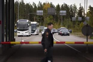 Una fila de vehículos aguarda para cruzar a Finlandia en el paso de Vaalimaa