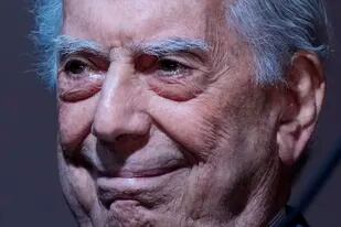 El escritor peruano Mario Vargas Llosa sonríe mientras asiste a la 46° edición de la Feria Internacional del Libro en Buenos Aires, Argentina, el viernes 6 de mayo de 2022. (AP Foto/Natacha Pisarenko)