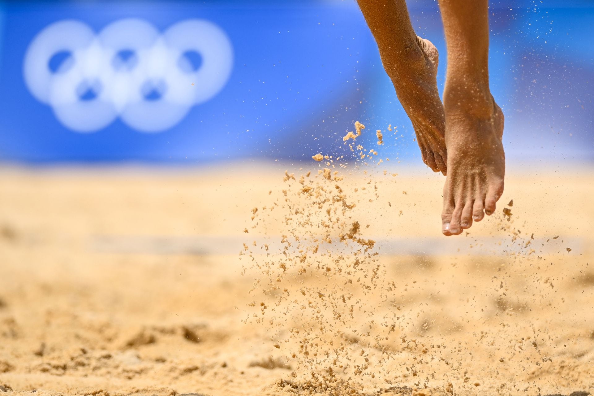Un jugador salta por la pelota en el partido de cuartos de final de beach volley masculino entre Letonia y Brasil 