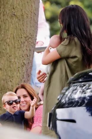 Unos días después del bautismo de su hijo, la mujer del príncipe Harry sorprendió con su presencia en The King Power Royal Charity Polo Day, donde compartió un agradable día al aire libre junto a su cuñada, Kate, y sus sobrinos.
