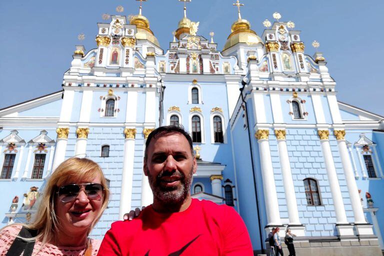 Tuvieron un hijo por subrogación de vientre en Ucrania y piden poder viajar para estar con el bebé