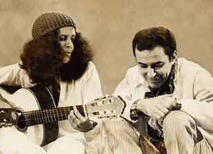 João Gilberto con Gal Costa, que grabaría una versión de Garota de Ipanema, uno de los temas más interpretados de la historia 