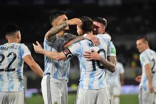 Paredes y De Paul celebrando con Messi. 