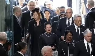 El episodio que protagonizó la mujer del embajador argentino en el funeral
