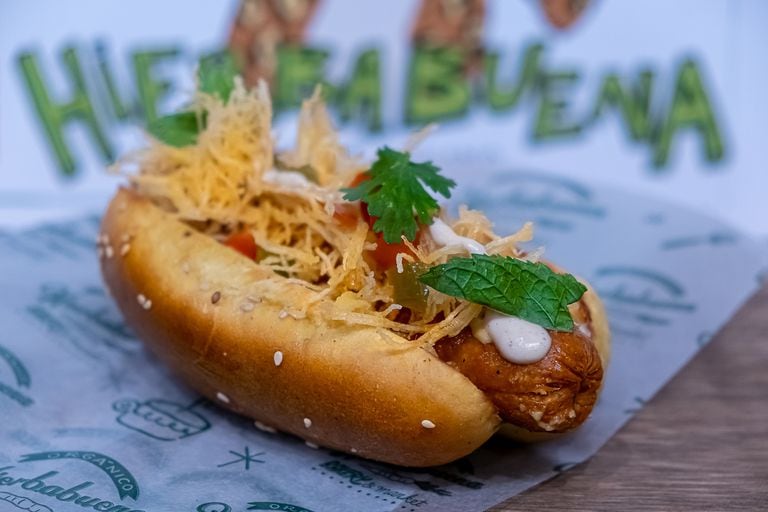 En Hierbabuena Vegan hay hot dogs con salchicha vegana tipo alemana