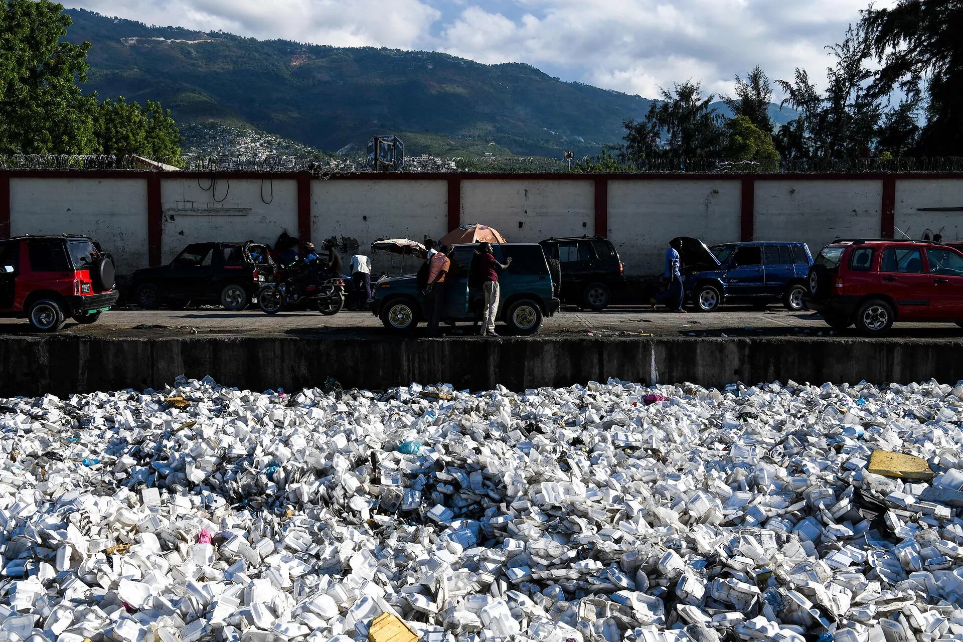 Desechos plásticos flotando en un canal de alcantarillado en la capital haitiana, Puerto Príncipe.