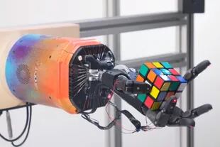 OpenAI desarrolló una mano robótica que, además de resolver el desafío, busca realizar otro tipo de tareas