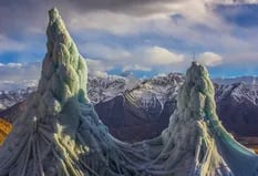 Estupas de hielo: las fascinantes torres congeladas del Himalaya