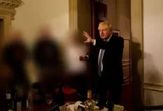 Boris Johnson dijo que se siente “humillado” por un informe de sus fiestas en pandemia, pero no renunciará