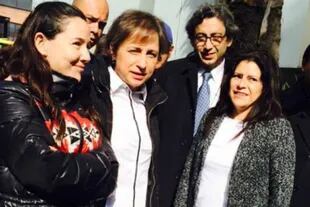 Carmen Aristegui afuera de MVS con sus colaboradores