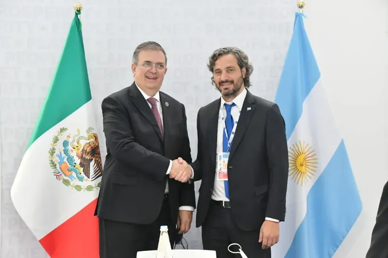 Marcelo Ebrard, canciller de México, con su par argentino, Santiago Cafiero
