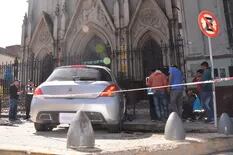 Tras una persecución policial, un auto chocó frente a una iglesia