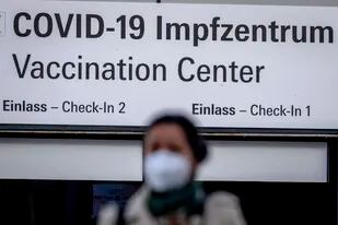 La entrada de un centro de vacunación en Fráncfort, Alemania, el 25 de febrero de 2021.   (Foto AP/Michael Probst)