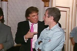 Trump y el magnate Epstein compartieron una fiesta con animadoras en 1992