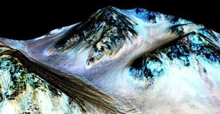 La NASA presentó esta imagen que muestra cauces conocidos como surcos lineales, formados por agua líquida en Marte