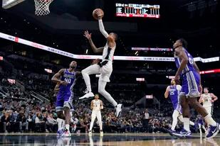 Dejounte Murray, base de los Spurs de San Antonio, encesta en el partido ante los Kings de Sacramento, disputado el miércoles 10 de noviembre de 2021 (AP Foto/Eric Gay)