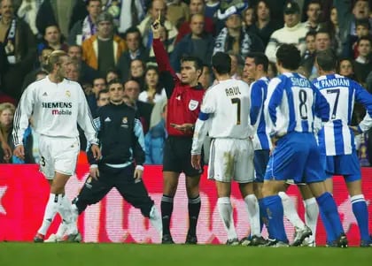 El árbitro Julián Rodríguez Santiago amonesta a Beckham y a Scaloni, en el final de Real Madrid - La Coruña, en 2003