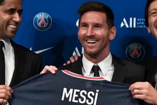 el presidente de Paris Saint-Germain, el qatarí Nasser Al-Khelaifi y el director deportivo del club parisino, Leonardo, junto con Lionel Messi, en la presentación oficial del argentino en su nuevo club.