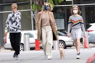 Un día de la madre en familia: Naomi Watts recorrió las calles de Nueva York junto a sus hijos y su mascota 