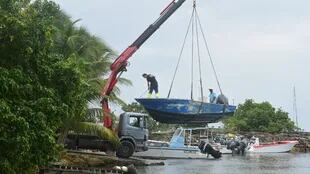 Remueven los botes a la espera del Huracán María en la isla Guadalupe