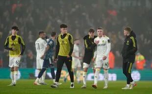 Jugadores del Leeds United abandonan la cancha al final del partido por la Liga Premier ante el Arsenal en Elland Road de Leeds, el sábado 18; fue el último encuentro para los de Bielsa