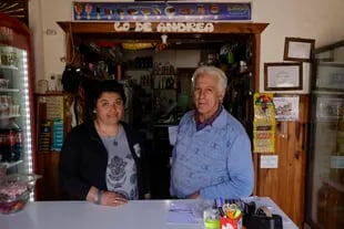 Horacio Rengach y María Andrea Colasso viven en el pueblo, donde tienen un almacén y hacen comida para los proveedores de Lácteos Vidal 