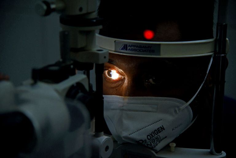 Un oftalmólogo revisa a los pacientes con Covid para detectar síntomas de mucormicosis u hongos negros en el Hospital NMMC, Vashi, el 25 de mayo de 2021 en Navi Mumbai, India