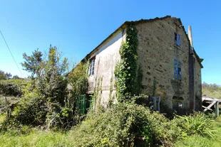 La casa principal en la aldea en venta al norte de España