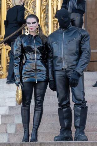 Kanye y Julia en el Paris Fashion Week, mimetizados en cuero negro