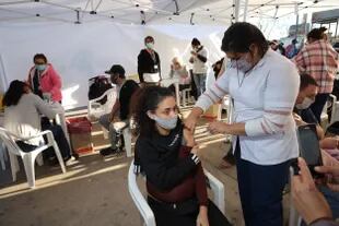 Comenzó la campaña de vacunación a mayores de 35 o de 18 con patologías en postas ubicadas en estaciones de trenes en el conurbano. Estación San Miguel.
