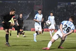 Romero corre, mete y ensaya un remate; Independiente se acostumbra a ganar